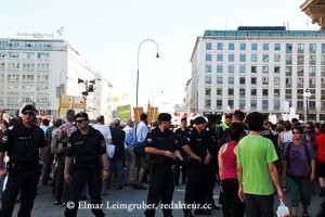 Kundgebungsteilnehmer, Polizei und Demonstranten IMG_1643